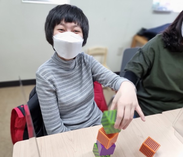 블럭쌓기 교구 활동을 하고 있습니다