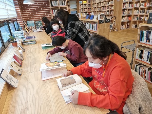 AAC가 설치된 도서관에서 책을 읽고 있습니다