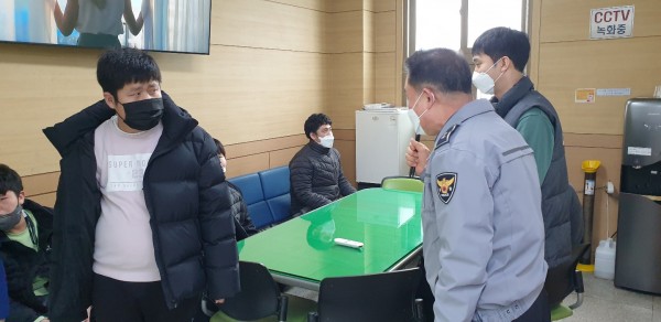 파출소에서 AAC내용을 듣고있습니다