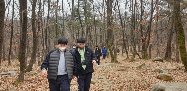 인근 공원에서 산책을 합니다
