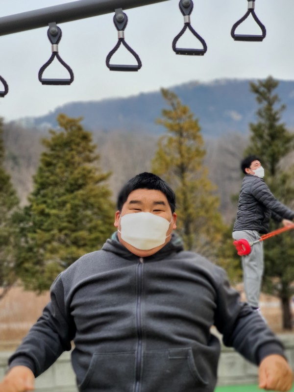 인근 공원에서 놀이기구를 체험하고 있습니다