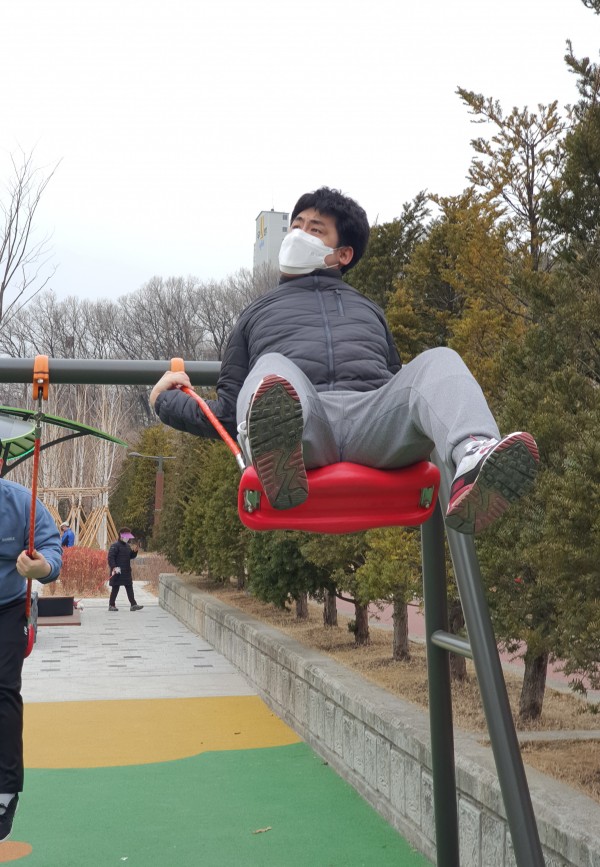 인근 공원에서 잠시 그네를 타고 있습니다