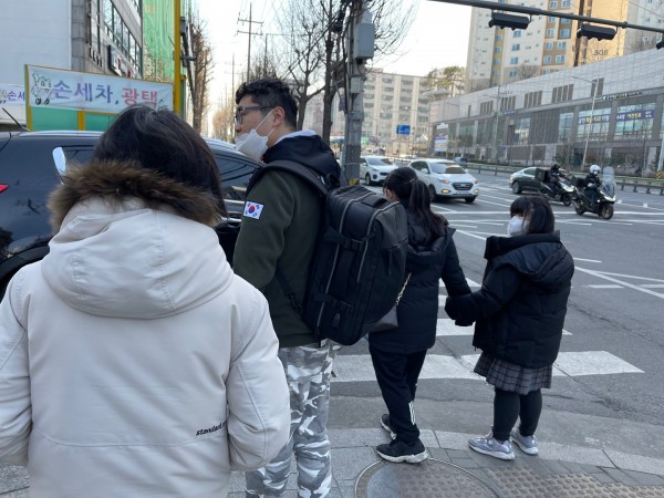 길을 걸어가고 있다
