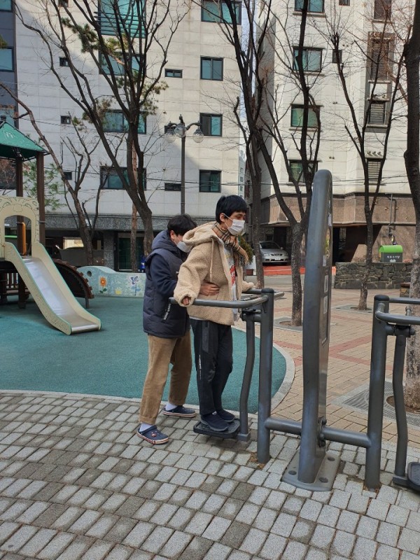 복지관 인근 공원 운동