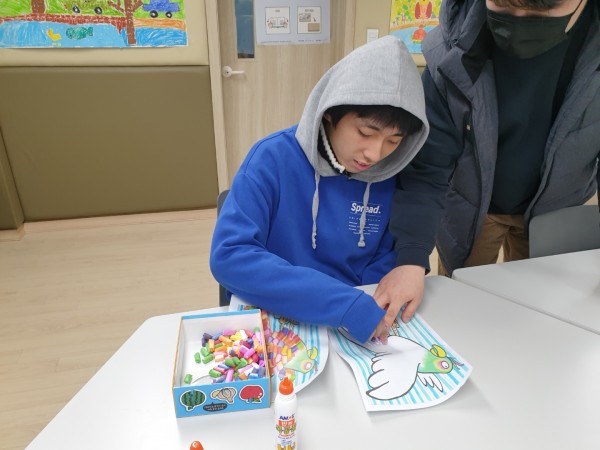 수수깡으로 앵무새 깃털 만들기
