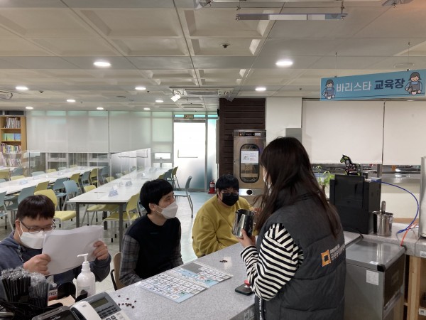 스팀피처에 대해 배우고 있는 기초반 훈련생들