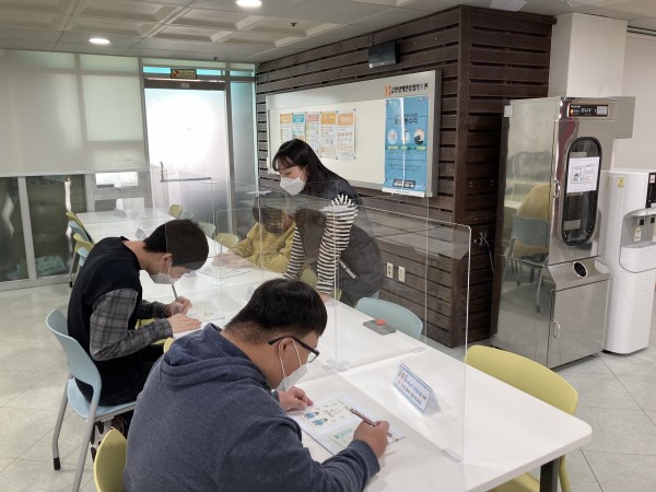 바리스타의 기본 예절 배우고 있는 기초반 훈련생들