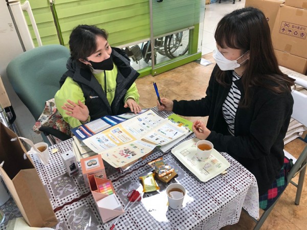 시흥4동 주민센터에서 마을지도에 대해 설명하는 모습