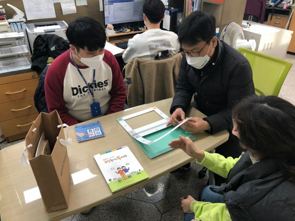 가산동주민센터에서 AAC에 대해 설명하는 모습