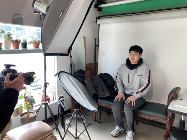취업사진을 촬영하는 취업유지반 훈련생 모습