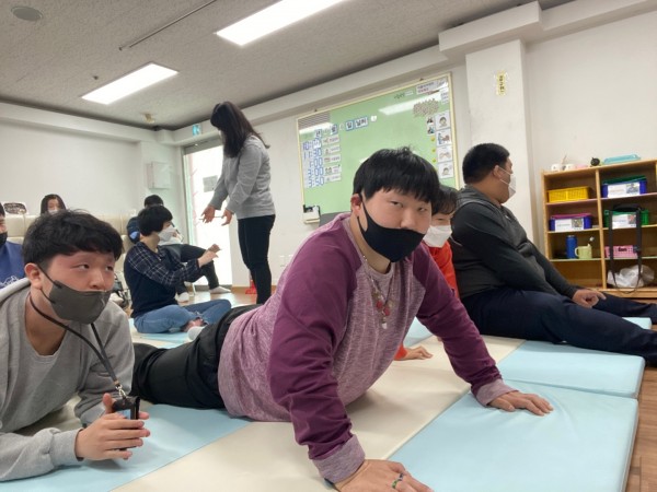 스트레칭 활동 중입니다.