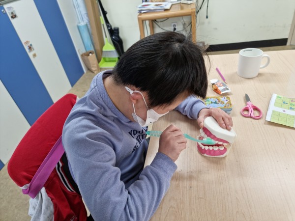 올바른 양치법 교육중입니다.