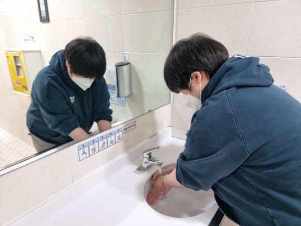 손 씻기 실습중입니다.
