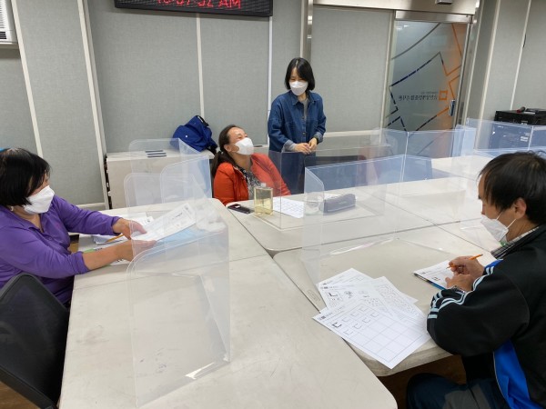 강사님과 이야기를 나누는 모습