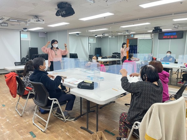 학습 전 손풀기하는 정보문해교실 참여자들