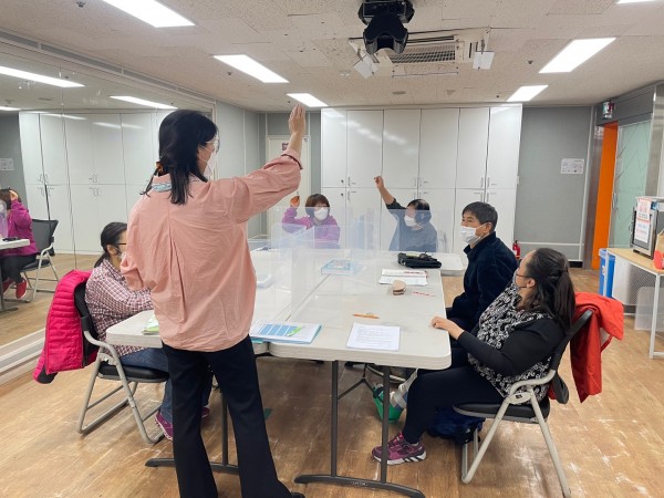 정보문해교실 참여자와 강사님의 모습