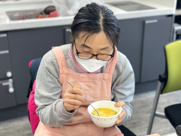 계란물을 섞는 이용자