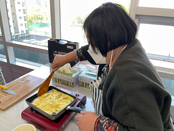 계란말이를 돌돌 마는 이용자