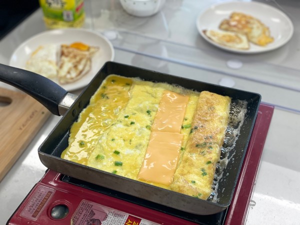 계란말이에 치즈를 올려놓은 사진