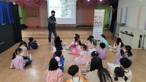 인형극 관람 전 장애이해교육 듣는 중