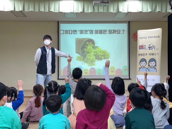 저요! 저요! 퀴즈 맞추기 위해 손을 높이 드는 어린이들