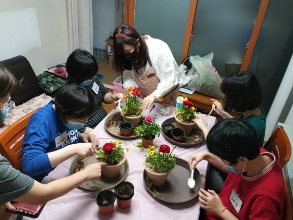 화분 옮겨심기 활동 모습