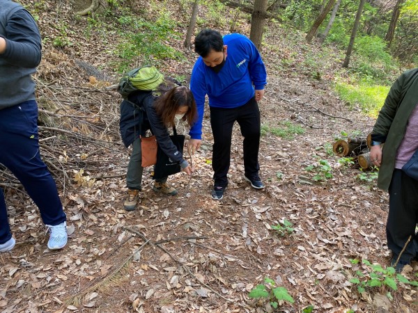 숲체험으로 외부활동을 나간 모습