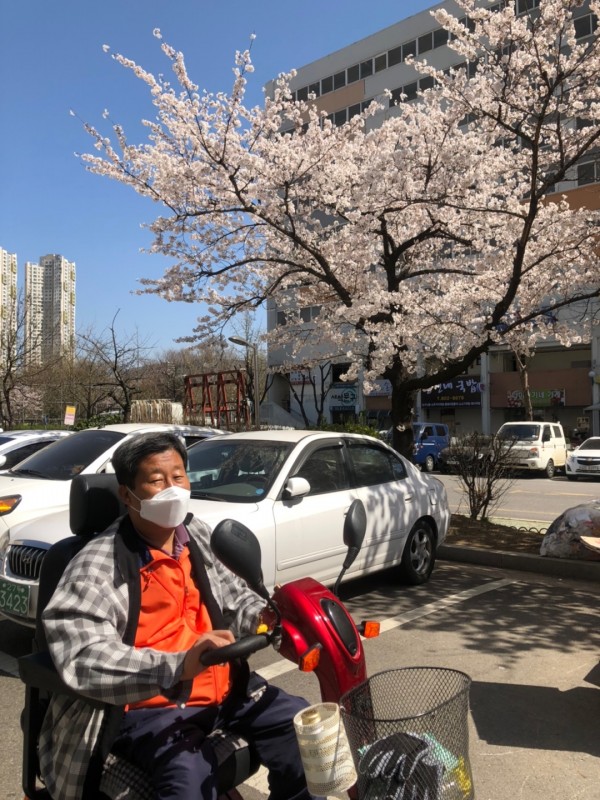 기분 좋게 햇살의 따스함과 바람을 즐기고 계시는 지경남님과 김한태님~
