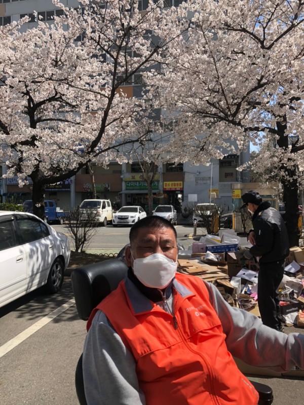 기분 좋게 햇살의 따스함과 바람을 즐기고 계시는 지경남님과 김한태님~