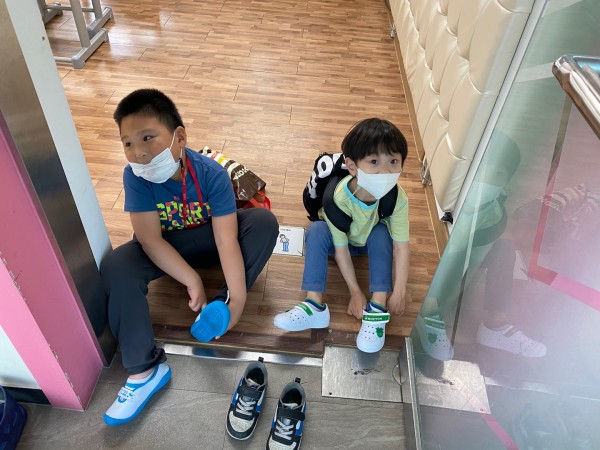 입실 전 실내화 갈아신는 모습