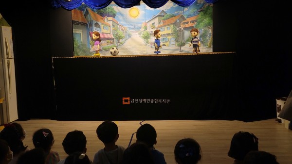 인형극에 집중하는 어린이들