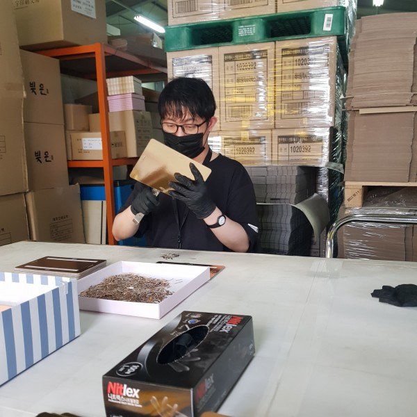 판의 구멍을 제거하는 작업 중입니다.