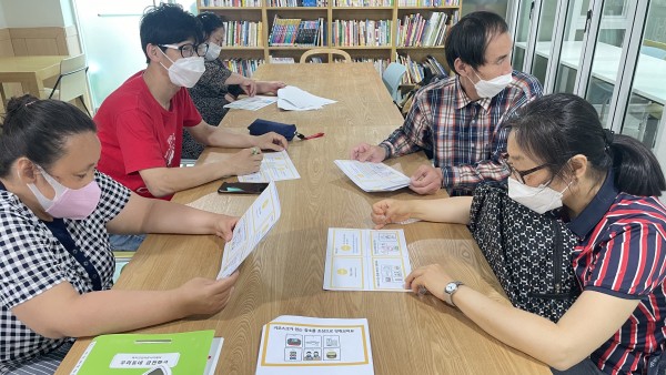 키오스크 교육에 참여한 우리동네 금천학교 이용자들