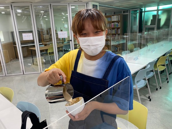 직접 푸어링 연습을 하는 바리스타 모습