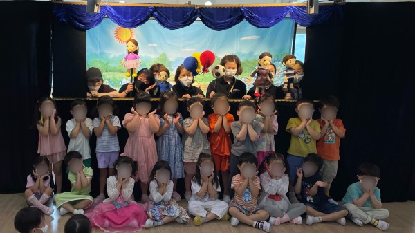 인형극단 여우와 어린이들의 단체사진