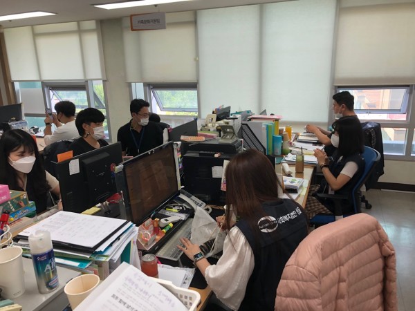 사무실에서 사업평가회를 든는 직원들의 모습