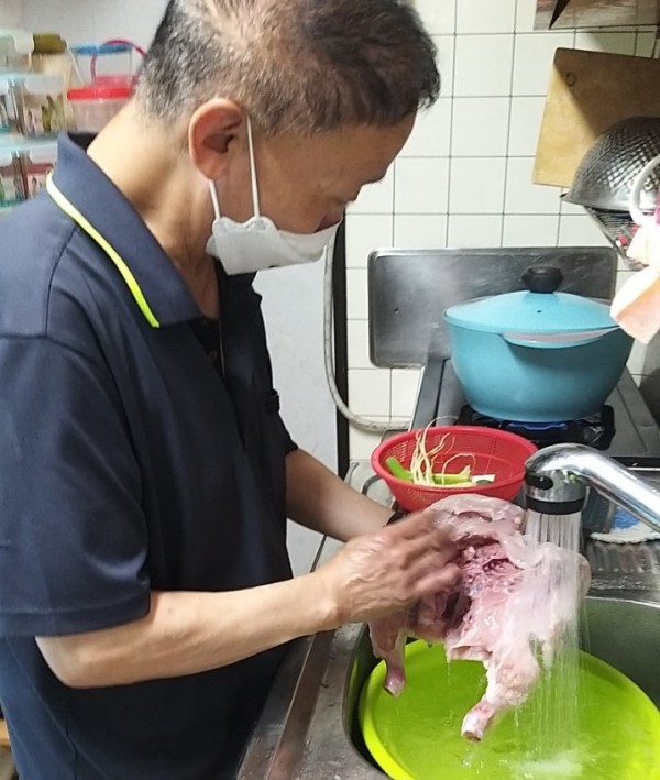 요리재료 손질하는 모습