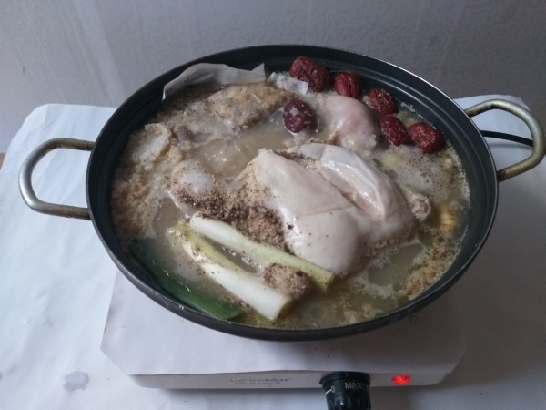 보글보글 끓는 중인 삼계탕