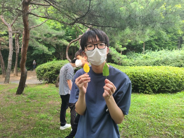 숲체험을 즐기고 있는 훈련생 모습