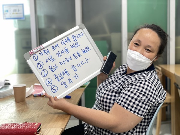 비대면으로 받아쓰기 검사 받는 참여자