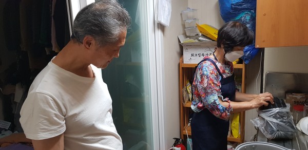 요리강사님 요리실습 지도하는 모습