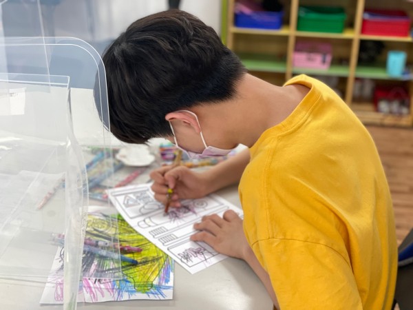선물세트에 들어갈 치약 그림을 칠하고 있는 이용자