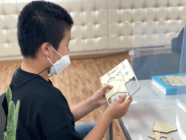 저금통 조립하는 이용자