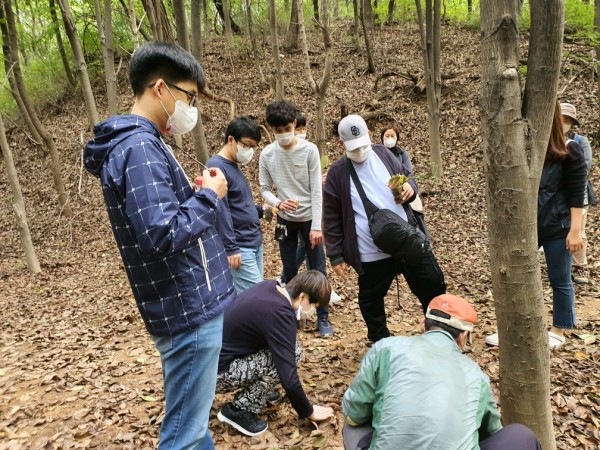 가을열매를 줍는 훈련생들
