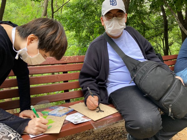 가을 나무를 색칠하는 훈련생들