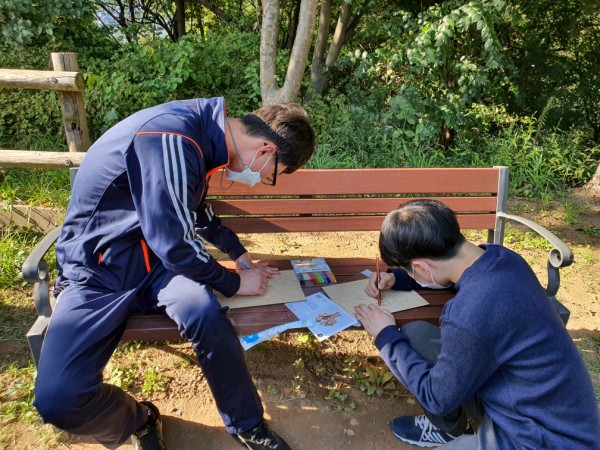 가을 나무를 색칠하는 훈련생들