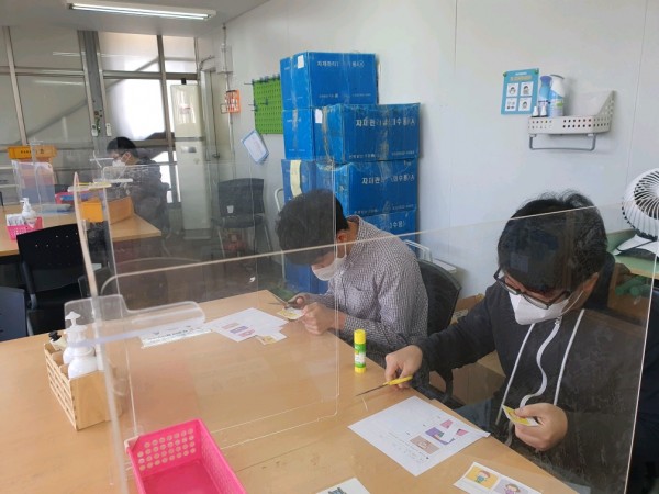 단정한 옷차림 활동지를 하는 훈련생들
