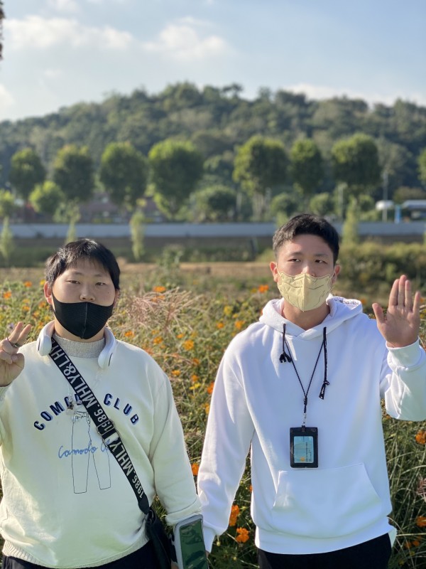 안양천 꽃밭에서 친구와 찍은 사진