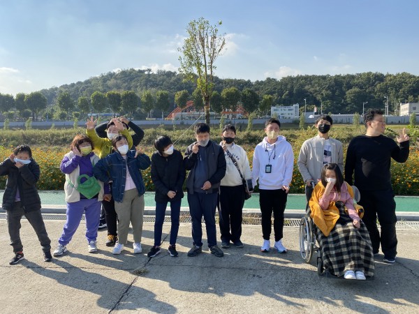 안양천에서 찍은 단체사진