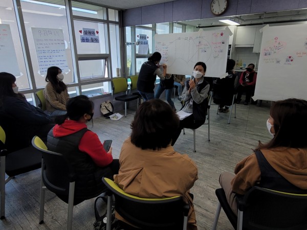 당사자, 주변인과 함께 이야기 나누는 모습